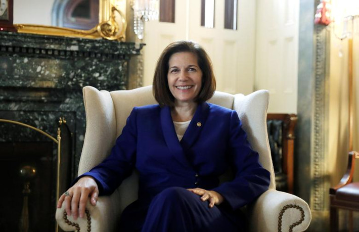 Thượng nghị sĩ Catherine Cortez Masto, 56 tuổi đến từ bang Nevada, là người kế nhiệm của Thượng nghị sĩ Harry Reid - một nhân vật ủng hộ cựu Phó Tổng thống Mỹ Joe Biden.