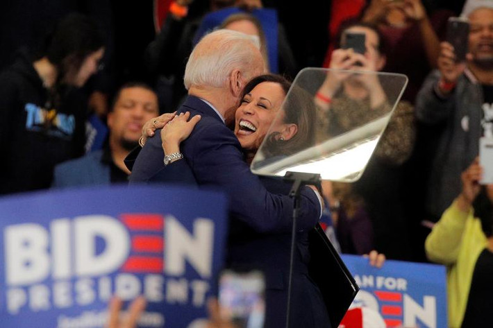Thượng nghị sĩ Kamala Harris là người phụ nữ Mỹ gốc Phi đầu tiên tuyên bố chạy đua vào Nhà Trắng năm 2020. Tuy nhiên, bà đã dừng cuộc đua này. Theo Reuters, một số cố vấn đã đề nghị ông Biden cân nhắc chọn bà Harris làm ứng viên Phó Tổng thống Mỹ của Đảng Dân chủ vì bà có thể thu hút cử tri da màu.