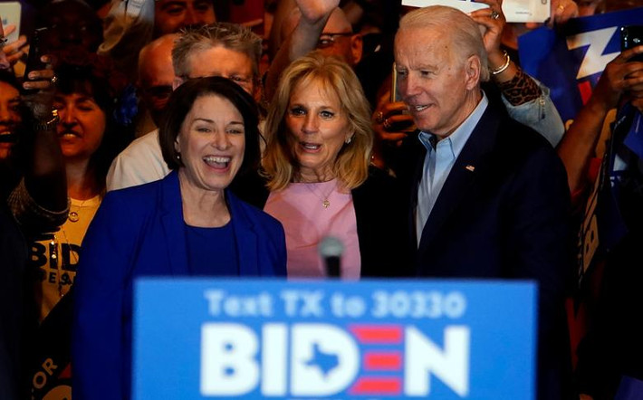 "Ứng viên" thứ hai là Thượng nghị sĩ Amy Klobuchar, 59 tuổi. Một số cố vấn Đảng Dân chủ cho rằng bà Amy có thể giúp ông Biden thu hút sự ủng hộ của những cử tri thuộc tầng lớp lao động da trắng từng bỏ phiếu cho ông Trump vào năm 2016.