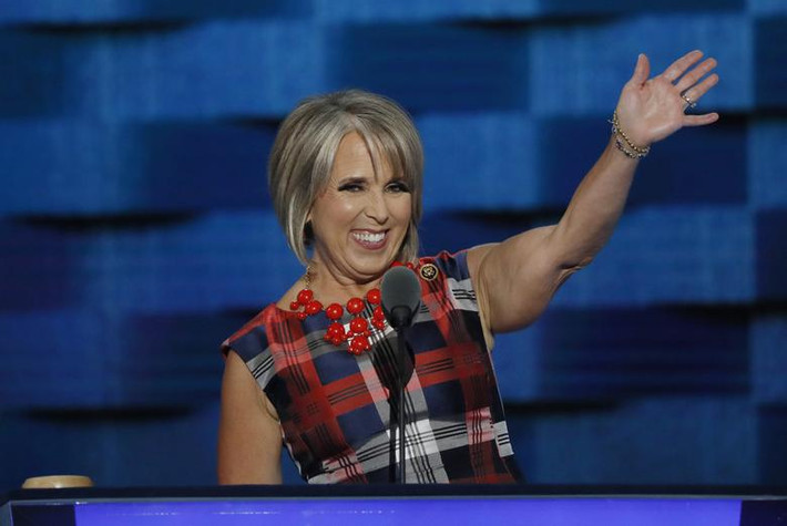 Nữ Thống đốc New Mexico Michelle Lujan Grisham, 60 tuổi, là người đã lên tiếng phản đối chính sách nhập cư của Tổng thống Trump. Ông Biden được khuyến khích cân nhắc lựa chọn bà Grisham vì có thể giúp ông gia tăng tỷ lệ ủng hộ trong nhóm cử tri người Mỹ Latinh.