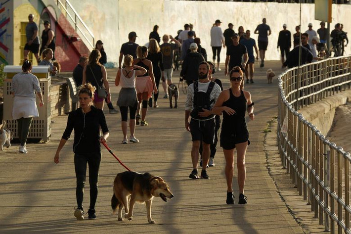 Cảnh đông đúc ở lối đi bộ trên bãi biển Bondi ở Sydney, Australia, hôm 28/4, sau khi nơi này mở cửa trở lại đón khách.
