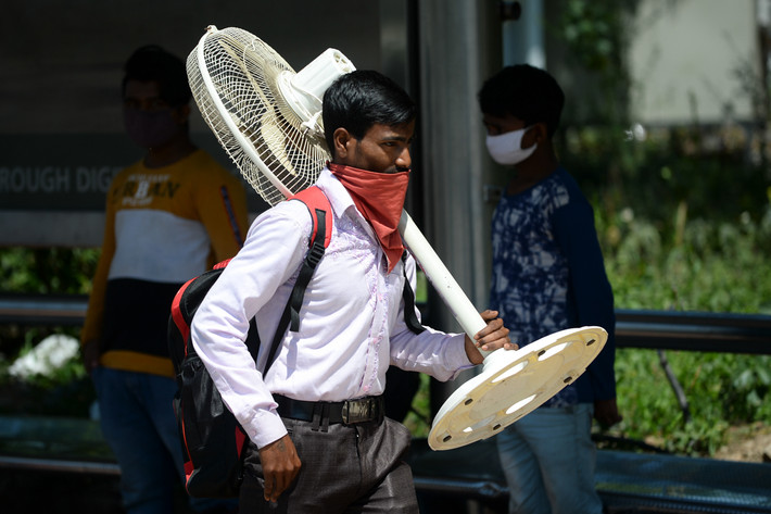 Một lao động nhập cư trên đường rời New Delhi để về quê. Ảnh: AJ.