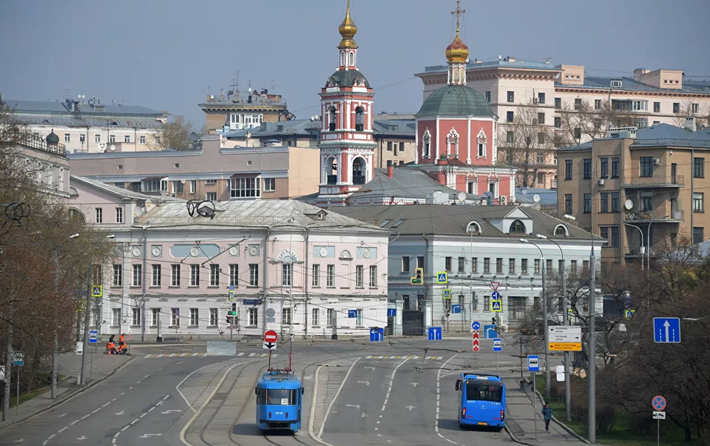 Moscow vắng vẻ lạ thường khi dịch COVID-19 bùng phát, trái ngược với cảnh đông đúc nhộn nhịp trước đây của thành phố 12 triệu dân.