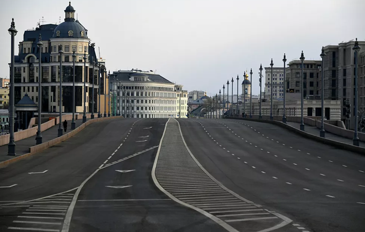 Bức ảnh chụp cây cầu Bolshoy Moskvoretskiy ở thủ đô Moscow.