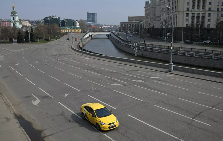 Thủ đô Moscow hiện trở thành "tâm dịch" COVID-19 ở nước Nga. Ảnh: Đường phố ở Moscow vắng tanh, chỉ một vài phương tiện di chuyển.
