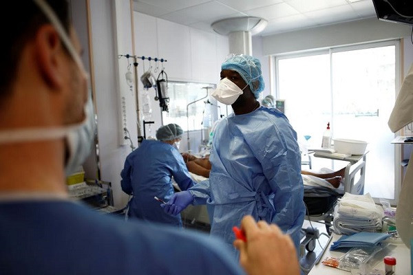 Những bức ảnh chụp bên trong phòng chăm sóc tích cực bệnh nhân COVID-19 tại phòng khám Ambroise Pare (Pháp) được hãng thông tấn Reuters đăng tải. (Nguồn ảnh: Reuters)
