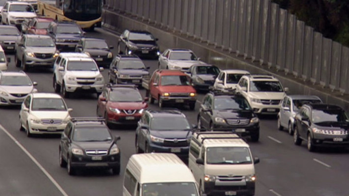 New Zealand là một trong những nước có tỷ lệ sở hữu ô tô cao nhất thế giới. Ảnh: TVNZ. Mô tả video
