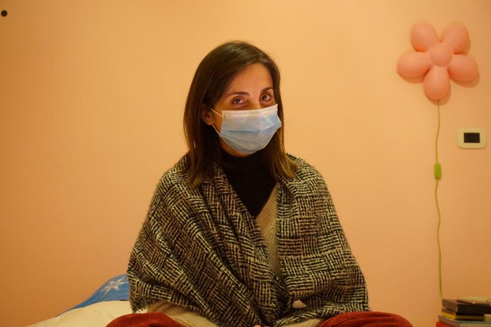 Bác sĩ Cecilia ngồi trên giường trong phòng ngủ của con gái ngày 1/4. Và hiện giờ nơi đây trở thành phòng ngủ riêng của cô.