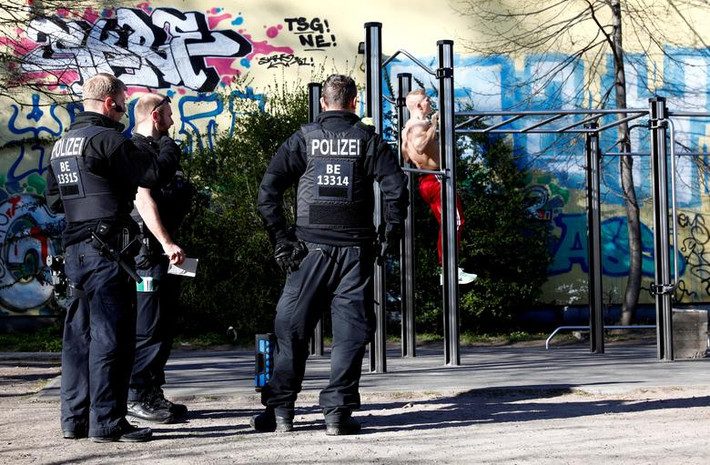 Cảnh sát Đức tuần tra trong công viên Boeckler, Kreuzberg, thủ đô Berlin, hôm 4/4.