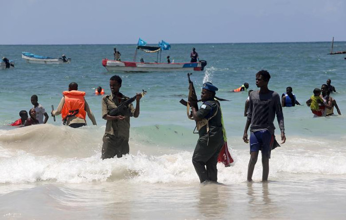 Cảnh sát Somali cố gắng giải tán những người tắm biển ở bãi biển Lido, Mogadishu, ngày 3/4.