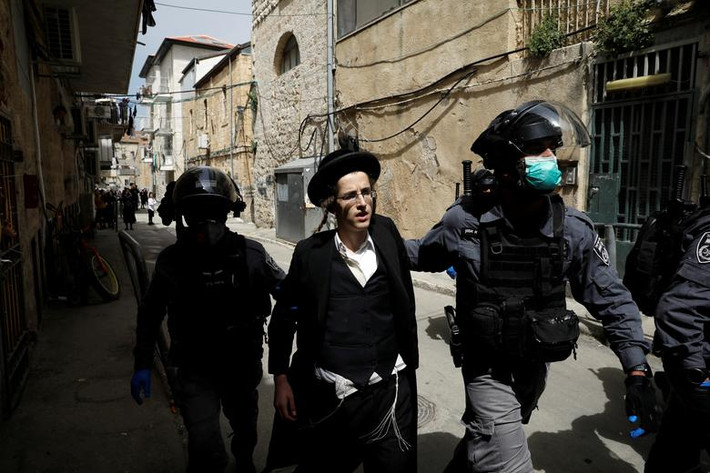 Một người đàn ông bị cảnh sát Israel bắt giữ tại khu Mea Shearim, Jerusalem, ngày 30/3.