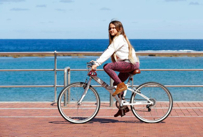 Bé gái đạp xe gần bãi biển Las Canteras ở đảo Gran Canaria, Tây Ban Nha, ngày 26/4.