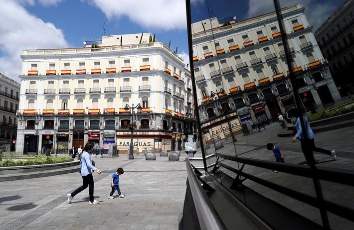 Đường phố ở Madrid, Tây Ban Nha, trở nên nhộn nhịp hơn sau 6 tuần phong tỏa.