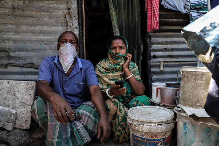 Vishwa Halder, 46 tuổi, đã bán cá hơn 17 năm. "Hiện giờ, chúng tôi chỉ còn chưa đến 7 USD. Chúng tôi đề nghị chính quyền hỗ trợ thực phẩm cho chúng tôi. Không ai sẵn lòng cho chúng tôi mượn tiền trong thời gian khó khăn này", Halder nói. Mời độc giả xem thêm video: Cách nhận biết người có biểu hiện nhiễm virus corona (Nguồn video: VTC1)