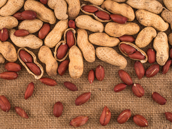 Lạc rất giàu chất béo không bão hòa đa như axit linoleic. Các nghiên cứu cho rằng việc thay thế carbohydrate hoặc chất béo bão hòa trong chế độ ăn uống của bạn bằng chất béo không bão hòa đa có thể làm giảm nguy cơ phát triển bệnh tim. Ảnh: Boldsky.