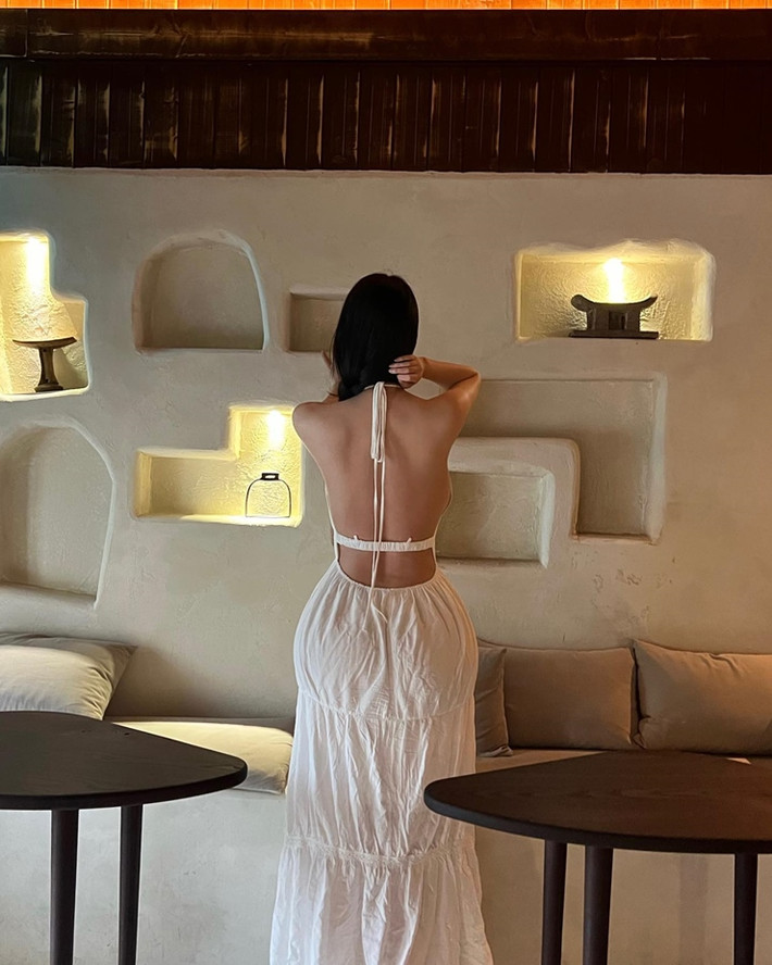 Beak Si Young cũng khá chuộng diện những chiếc váy có thiết kế hở lưng.
