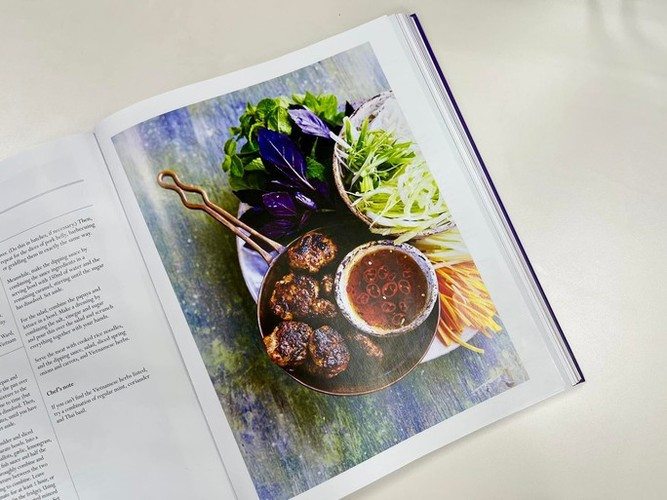 Tháng 6/2022, món bún chả với công thức của Bếp trưởng Đỗ Thị Hải Lý tại Đại sứ quán Anh tại Hà Nội đã vinh dự được đưa vào cuốn sách nấu ăn kỷ niệm Đại lễ Bạch kim của Nữ hoàng Anh Elizabeth II. Ảnh: Đại sứ quán Anh/Người Lao Động.