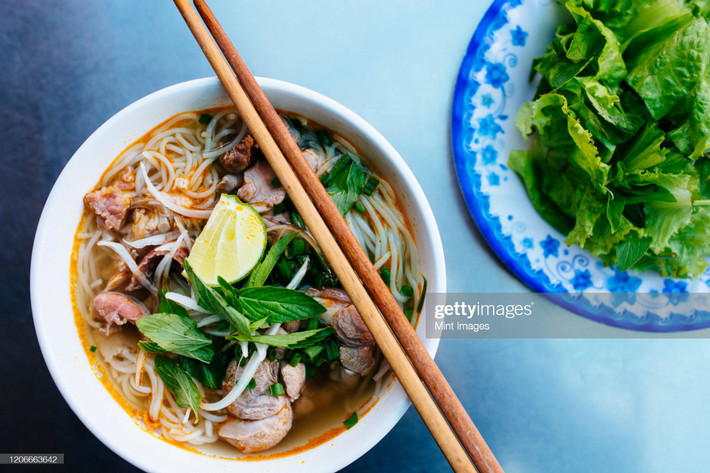 Anthony Bourdain, một đầu bếp nổi tiếng của Mỹ, từng thốt lên trong một chương trình ẩm thực được phát trên kênh truyền hình CNN rằng: "Bún bò Huế là món bún ngon nhất thế giới mà tôi từng thưởng thức". Món ăn này là một trong những đặc sản của xứ Huế, gồm các nguyên liệu như bún, thịt bắp bò, chân giò, tiết heo luộc và nước dùng. Ảnh: Getty.