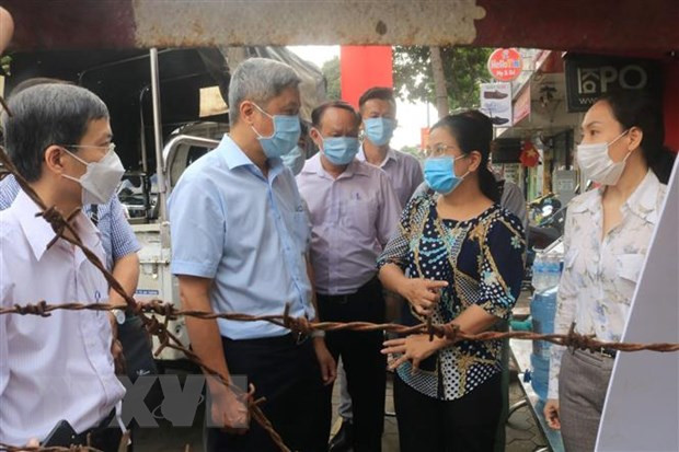 Theo Dân Việt, chiến lược chống dịch COVID-19 lại một lần nữa có sự thay đổi quan trọng. Đó là bỏ cách ly tập trung, cho người dân bệnh nhẹ cách ly tại nhà và được phát miễn phí gói hỗ trợ thuốc, y tế…Đồng thời, xét nghiệm trên diện rộng, đón đầu dịch ở các vùng nguy cơ rất cao và nguy cơ cao, 48 giờ xét nghiệm một lần… Điều này nhằm cách ly nhanh nhất các đối tượng mắc COVID-19, hạn chế lây lan. Ảnh: TTXVN.