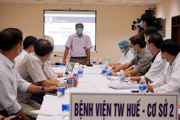 Chiều 31/7/2020, ngay sau khi tới Thừa Thiên Huế, Thứ trưởng Nguyễn Trường Sơn đã đến ngay Bệnh viện Trung ương Huế cơ sở 2 đóng tại huyện Phong Điền, cách TP Huế 20 km về phía Bắc. Tại Bệnh viện Trung ương Huế cơ sở 2, Thứ trưởng Bộ Y tế Nguyễn Trường Sơn đã đến khu cách ly điều trị bệnh nhân COVID-19 thăm hỏi, động viên cán bộ y tế đang làm nhiệm vụ, trực tiếp kiểm tra công tác quản lý, điều trị bệnh nhân tại đây. Ảnh: Bộ Y tế.