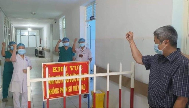 Không chỉ hỗ trợ Đà Nẵng, Thứ trưởng Nguyễn Trường Sơn và Bộ phận thường trực đặc biệt chống dịch COVID-19 của Bộ Y tế cũng đã có những chỉ đạo, hỗ trợ các tỉnh Thừa Thiên Huế, Quảng Nam, Quảng Ngãi,... Ảnh: Thứ trưởng Nguyễn Trường Sơn cùng nhân viên y tế tại Đà Nẵng bày tỏ quyết tâm chiến thắng dịch COVID-19. Ảnh: Bộ Y tế.
