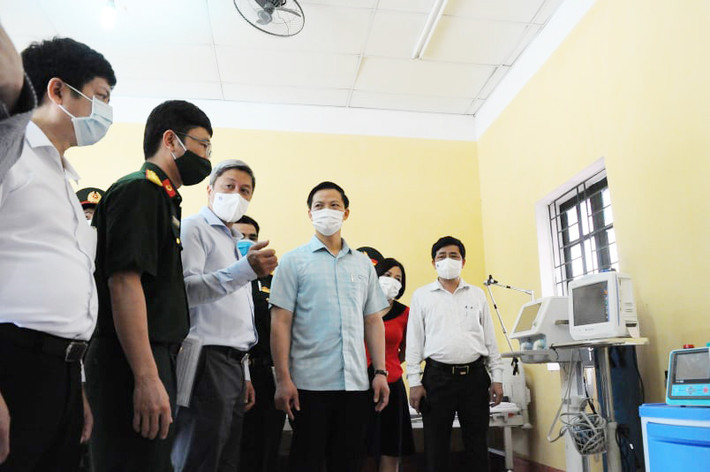 Thứ trưởng Bộ Y tế Nguyễn Trường Sơn nhận định, công tác chống dịch của Bắc Ninh tương đối chủ động. “Tuy nhiên, việc đảm bảo phòng chống dịch trong các khu công nghiệp ở Bắc Ninh là vấn đề cần chú trọng hàng đầu, làm sao để vừa đảm bảo an toàn, vừa duy trì sản xuất không để đứt đoạn”, báo Sức khỏe & Đời sống dẫn lời Thứ trưởng Bộ Y tế. Ảnh: Bộ phận thường trực đặc biệt Bộ Y tế kiểm tra khâu chuẩn bị tại BV Dã chiến trong khu Quân đội tại tỉnh Bắc Ninh sáng 20/5. Ảnh: Sức khỏe Đời sống.
