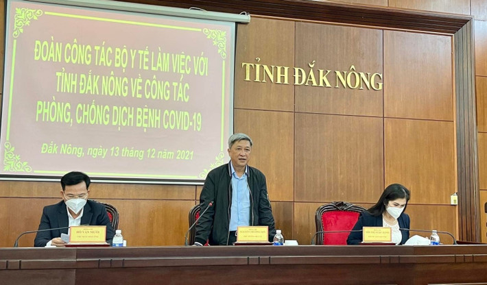 Ngoài các "điểm nóng" trên, trong suốt cuộc chiến chống COVID-19, Thứ trưởng Bộ Y tế Nguyễn Trường Sơn cùng đoàn công tác của Bộ Y tế cũng đã có buổi làm việc với nhiều địa phương khác về giải pháp khẩn cấp phòng, chống dịch. Ảnh: Thứ trưởng Nguyễn Trường Sơn phát biểu tại cuộc họp với Ban chỉ đạo phòng chống dịch tỉnh Đắk Nông vào tháng 12/2021. Ảnh: Bộ Y tế.