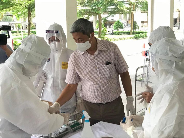 Tiếp đến, ngày 18/5/2021, Bộ Y tế có Quyết định thành lập Bộ phận thường trực đặc biệt hỗ trợ chống dịch COVID-19 của Bộ Y tế tại tỉnh Bắc Giang và Bắc Ninh do Thứ trưởng Bộ Y tế Nguyễn Trường Sơn làm Trưởng Bộ phận. Ảnh: Thứ trưởng Nguyễn Trường Sơn kiểm tra công tác tiêm vaccine COVID-19 cho công nhân tại Bắc Giang. Ảnh: BVCC/Dân Việt.