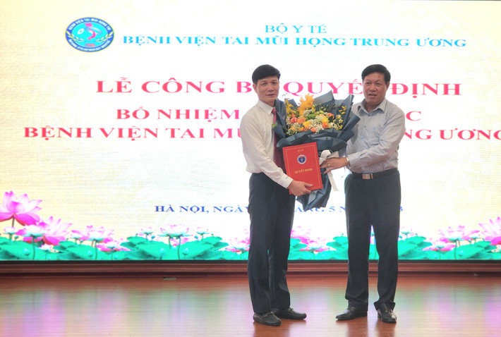 Theo đó, tại Quyết định số 1968/QĐ-BYT ngày 26/4/2023 của Bộ trưởng Bộ Y tế quyết định bổ nhiệm lại Giám đốc Bệnh viện Tai Mũi Họng Trung ương đối với PGS.TS.BS Phạm Tuấn Cảnh (trái) kể từ ngày 01/5/2023. Thời hạn giữ chức vụ 05 năm kể từ ngày quyết định có hiệu lực. Ảnh: Thứ trưởng Bộ Y tế Đỗ Xuân Tuyên (phải) trao quyết định bổ nhiệm lại Giám đốc Bệnh viện Tai Mũi Họng Trung ương. Ảnh: Bộ Y tế.