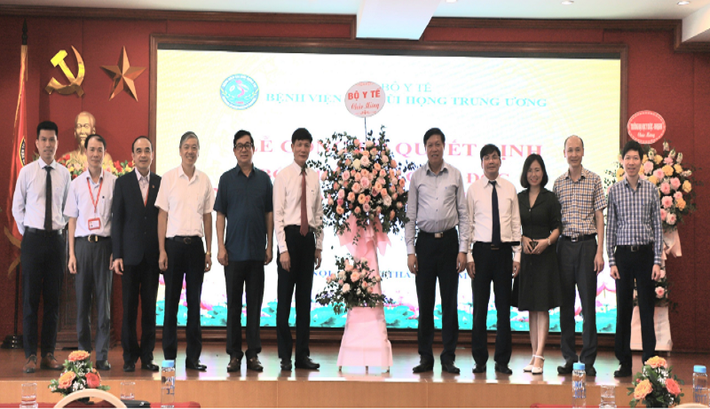 Theo Cổng thông tin điện tử Bộ Y tế, ngày 04/5/2023 tại Bệnh viện Tai Mũi Họng Trung ương, Bộ Y tế tổ chức lễ công bố quyết định của Bộ trưởng Bộ Y tế bổ nhiệm lại Giám đốc Bệnh viện Tai Mũi Họng Trung ương. Tham dự buổi lễ có đại diện một số Vụ, Cục, Văn phòng Bộ Y tế; Ban Giám đốc; lãnh đạo các khoa/phòng/đơn vị, cán bộ chủ chốt thuộc Bệnh viện Tai Mũi Họng Trung ương. Ảnh: Bộ Y tế.