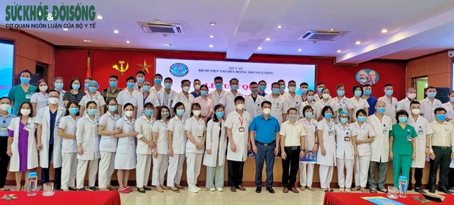 Trong thời gian dịch COVID-19 bùng phát, vào tháng 8/2021, đoàn công tác của Bệnh viện Tai Mũi Họng Trung ương đã xuất quân chi viện TP HCM chống dịch. PGS.TS Phạm Tuấn Cảnh – Giám đốc Bệnh viện Tai Mũi Họng Trung ương khi đó chia sẻ rằng, sự chi viện lần này không chỉ đơn thuần là thực hiện nhiệm vụ được phân công mà còn là sự thúc giục từ trái tim, lương tâm của người thầy thuốc chia sẻ khó khăn với miền Nam ruột thịt. Ảnh: Sức khỏe & Đời sống.