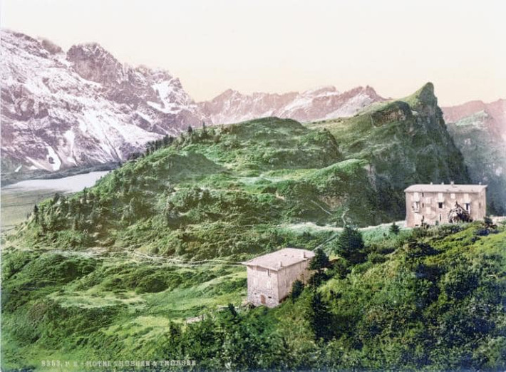 Dãy núi Alps một trong những dãy núi lớn nhất, dài nhất châu Âu, kéo dài từ Áo, Italy và Slovenia ở phía đông, chạy qua Liechtenstein và Đức tới Pháp ở phía tây. Ảnh: Khách sạn Lake Trubsee ở Berne, Thụy Sĩ. (Nguồn: Telegraph)