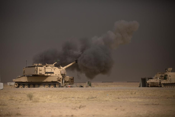 Xe pháo tự hành M109A6 Paladin của quân đội Mỹ ở Tây Qayyara nã pháo nhằm hỗ trợ các lực lượng an ninh Iraq tiến đánh Mosul hôm 17/10.