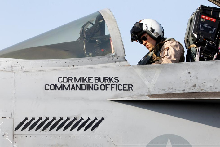 Một phi công Hải quân Mỹ trên chiếc tiêm kích F/A-18E Super Hornet trước khi cất cánh tới Mosul để hỗ trợ quân đội Iraq trong chiến dịch giải phóng Mosul hôm 18/10.
