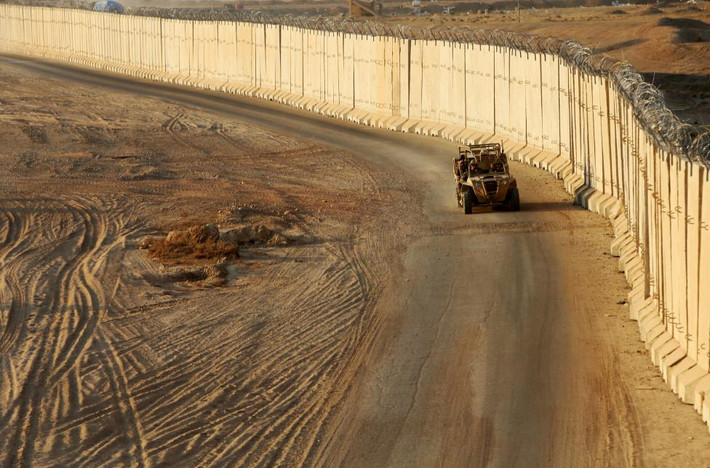 Một xe quân sự Mỹ tiến về căn cứ ở Qayyara, phía nam Mosul, hôm 25/10. (Nguồn ảnh: Reuters).