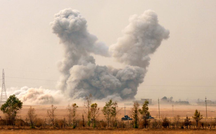 Khói bốc lên sau một cuộc không kích của Mỹ trong khi quân đội Iraq tiến quân vào ngôi làng Topzawa gần thị trấn Bashiqa, Iraq, ngày 24/10.
