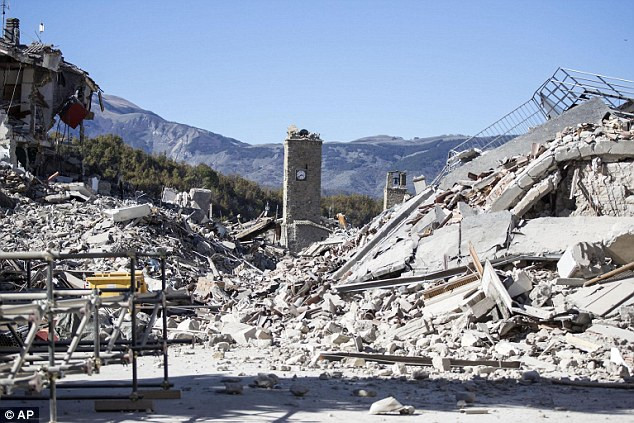 Những gì còn sót lại trong một thị trấn ở Amatrice là một tháp đồng hồ giữa đống đổ nát. Ảnh: AP.