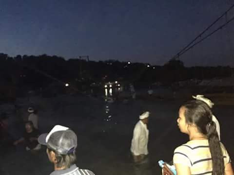 Người dân tập trung tại hiện trường vụ sập cầu ở Bali. Được biết, tất cả những nạn nhân đều là người Indonesia. Những người bị thương đã được đưa tới bệnh viện điều trị. Ảnh: News.com.