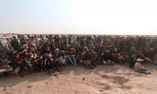 Người tị nạn Iraq chờ để được vào khu vực do Lực lượng Dân chủ Syria (SDF) kiểm soát ở tỉnh Hasaka hôm 23/10.
