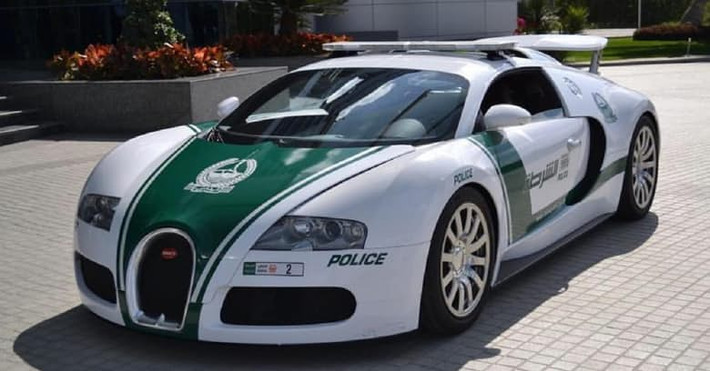 Cảnh sát Dubai sử dụng siêu xe Lamborghini hay Bugatti,... khi làm nhiệm vụ.
