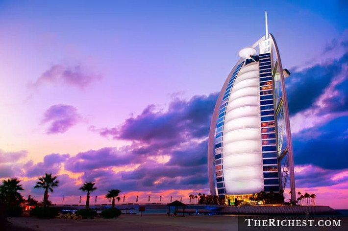 Burj Al Arab nằm trong số những khách sạng trọng bậc nhất thế giới. Mỗi phòng đơn trong khách sạn này được trang bị một chiếc iMac, nhiều tivi HD màn hình rộng, máy in, máy fax,... Chi phí tại khách sạn "sang chảnh" này rơi vào khoảng 2.500 USD một đêm.