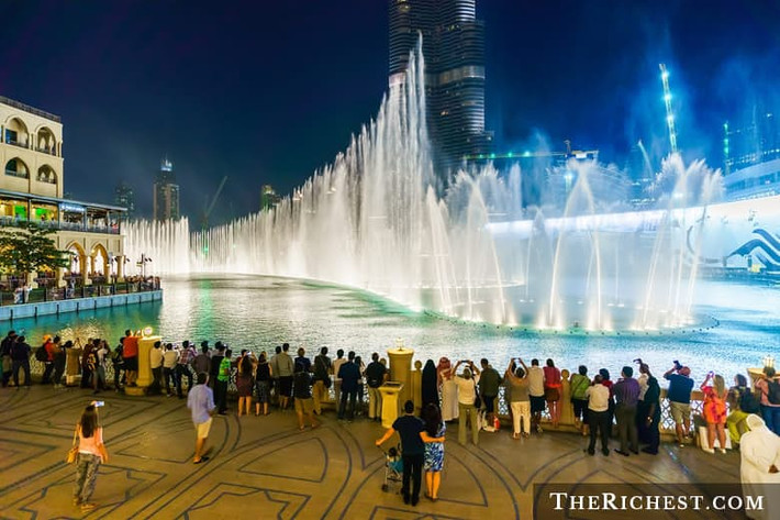 Tham gia vào buổi trình diễn tại đài phun nước Dubai lớn nhất thế giới.
