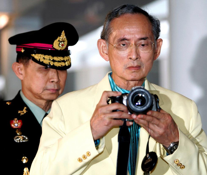 Quốc vương Thái Lan chụp một bức ảnh khi ông tới bệnh viện Siriraj ở Bangkok ngày 20/7/2006.