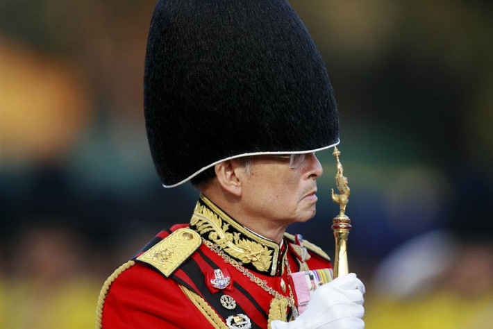 Quốc vương Bhumibol tham dự một buổi diễu hành quân sự thường niên tại Royal Plaza, Bangkok, ngày 2/12/2008.