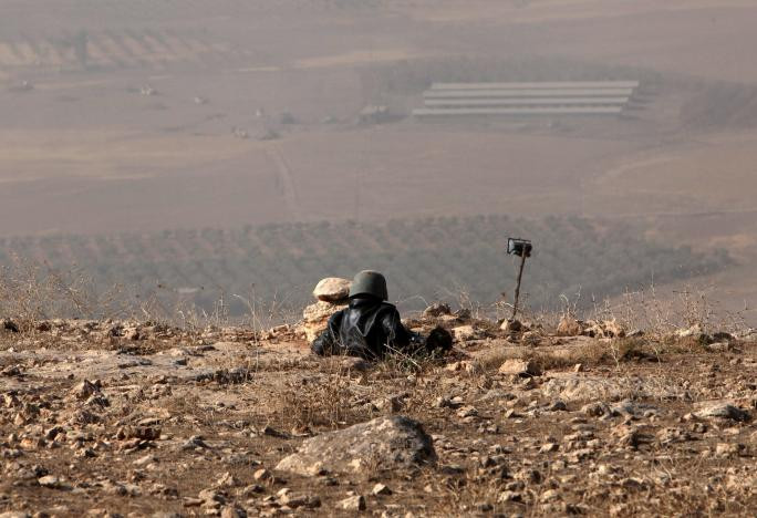 Chiến binh Peshmerga tham gia cuộc chiến chống phiến quân IS tại thị trấn Naweran ngày 23/10. Ảnh: Reuters.