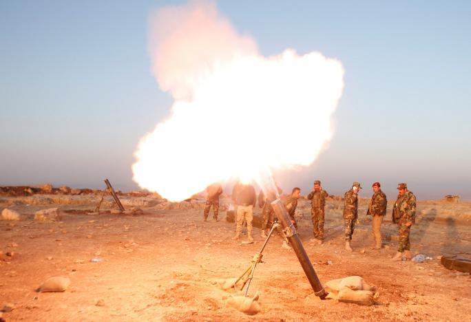 Lực lượng Peshmerga nã súng cối về phía nhóm IS. Ảnh: Reuters.