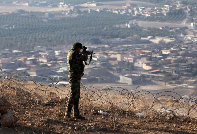Tay súng người Kurd ngắm bắn các phần tử IS ở Naweran. Ảnh: Reuters.
