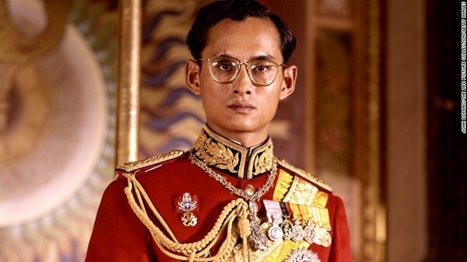 Quốc vương Thái Lan Bhumibol sinh ngày 5/12/1927, ông lên ngôi năm 1946 ở tuổi 18. Trong suốt 7 thập niên trị vị vương quốc Thái Lan, ông là người đảm bảo sự ổn định và hòa hợp dân tộc. Ngoài ra, quốc vương cũng thường can thiệp vào các cuộc đối đầu chính trị ngay thời điểm căng thẳng và dễ dẫn đến khủng hoảng nhất. Ảnh: Getty.