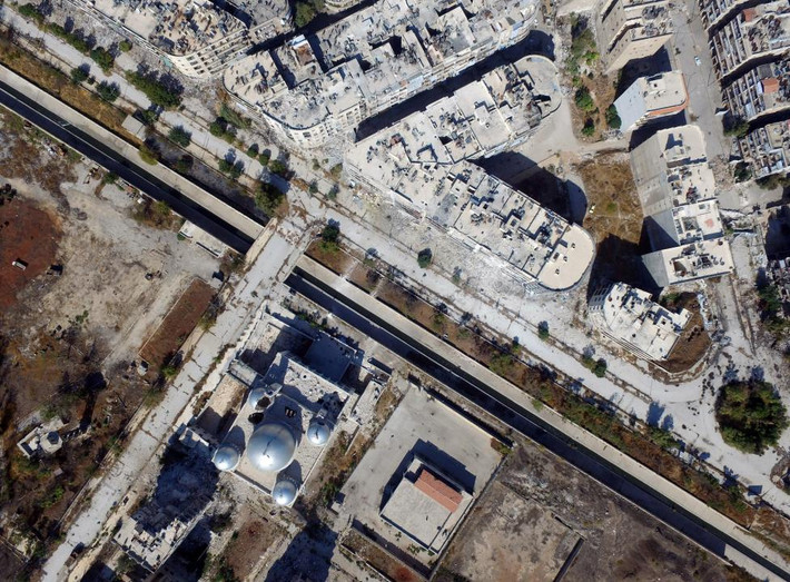 Một con đường ngăn cách khu vực thuộc quyền kiểm soát của chính phủ Syria với khu vực do phe nổi dậy chiếm đóng hôm 20/10.