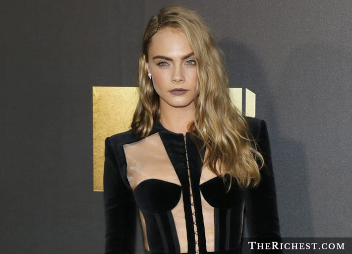 Người mẫu nóng bỏng Cara Delevingne và Hoàng tử Harry được cho là đã nhiều lần bị bắt gặp đi cùng nhau, khiến nhiều người đồn đoán họ có thể đang hẹn hò. Ảnh: The Richest.